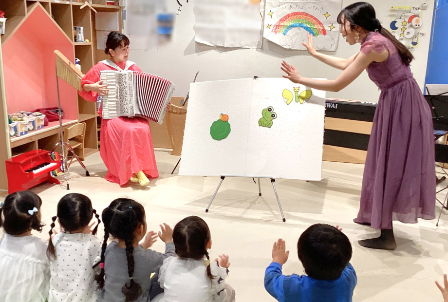 アコーディオンの生演奏に合わせて進行する物語を夢中で聴く子どもたちの写真