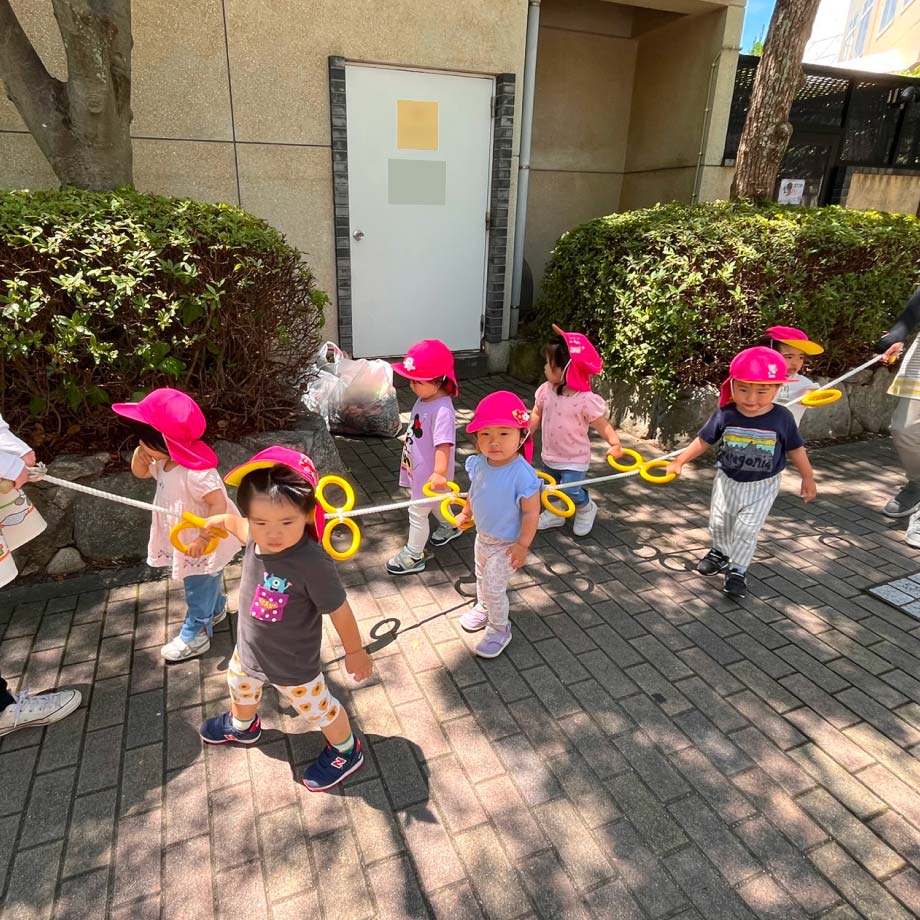 みんなで公園に向かう園児の写真