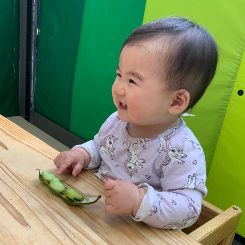 安心して過ごす0歳児の写真