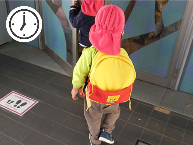 登園する子どもの写真