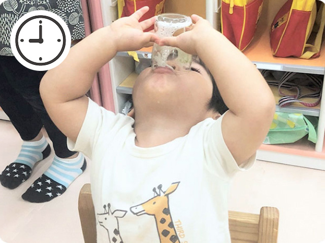 スムージーを最後の1滴まで飲む子どもの写真