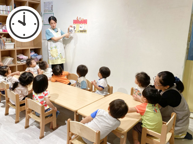 元気に朝の集会に参加する園児と保育士の写真