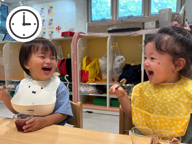 嬉しそうにおやつを食べる写真