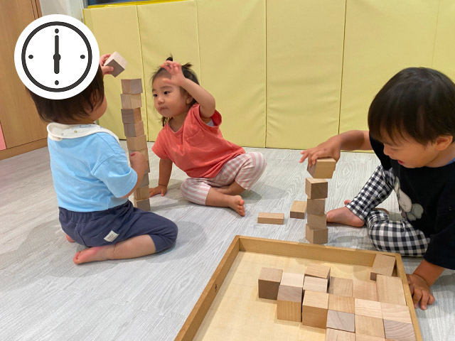 楽しく積み木を積む子どもの写真