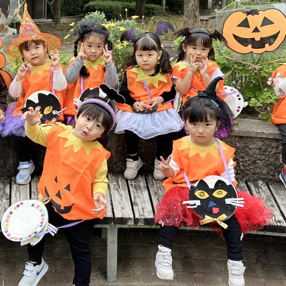 ハロウィンで仮装をする園児の写真