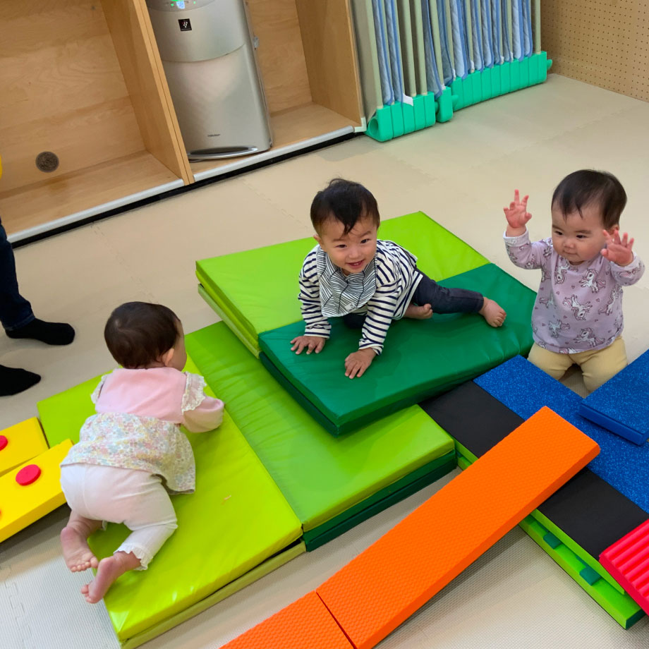身体を使って遊ぶ0歳児の写真